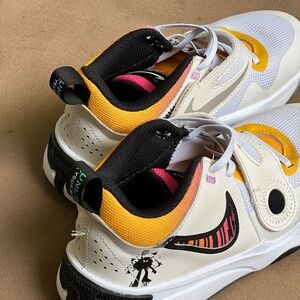 Nike Team Hustle D11 Low Doodles - FJ7688-101. Size 3.5Y -Basketball Shoes